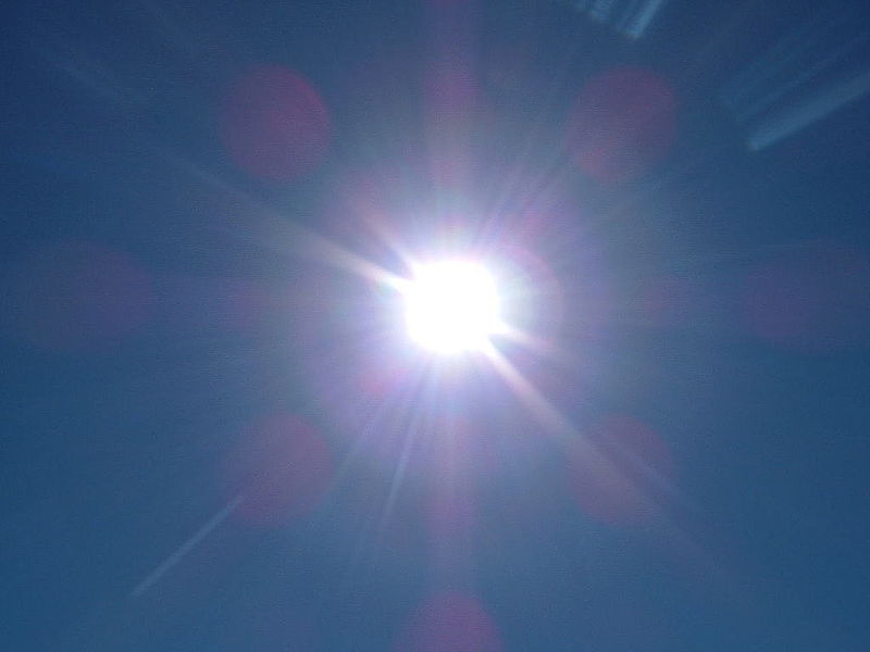 Le soleil provoque des dommages de l'ADN, qui peuvent être réparés par la photolyase chez certains animaux, mais pas chez l'homme. Crème, chapeau et parasol sont donc obligatoires en été. © Lykaestria / Licence Creative Commons