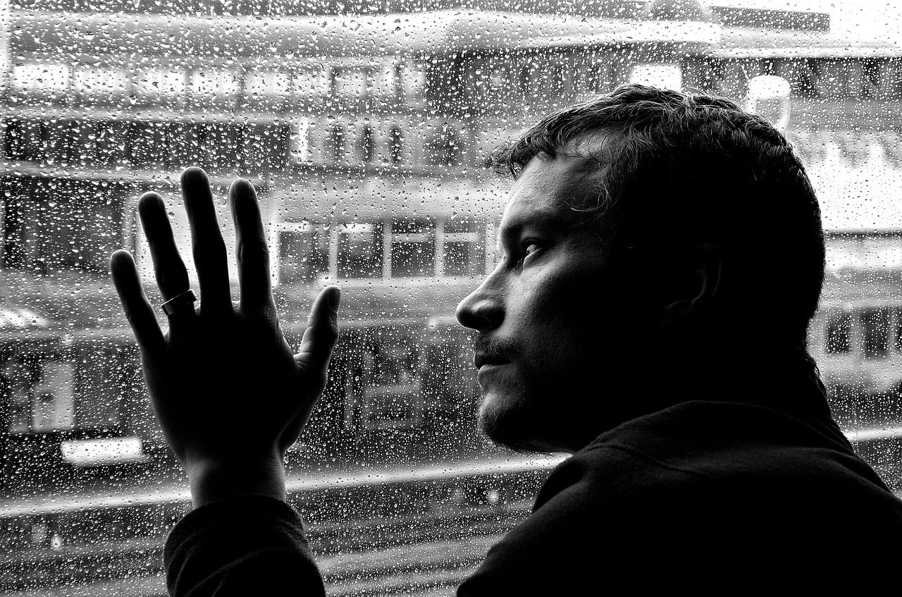 Malgré les plus de sept milliards d’humains, il arrive qu’on se sente seul. Et au-delà de 50 ans, ce sentiment augmente les risques d’engendrer de nombreuses complications de santé ! © PublicDomainPictures, pixabay.com, DP