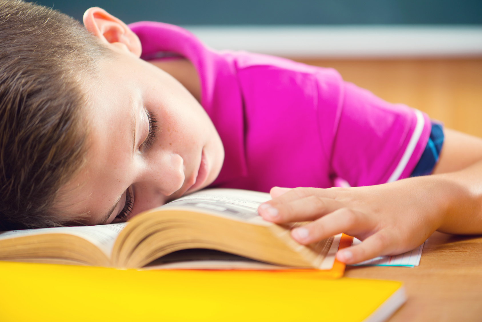 Cet élève endormi pourrait bien être en train de réviser ses leçons, à condition qu'il entende celles-ci répétées à l'oral. © spass, Fotolia