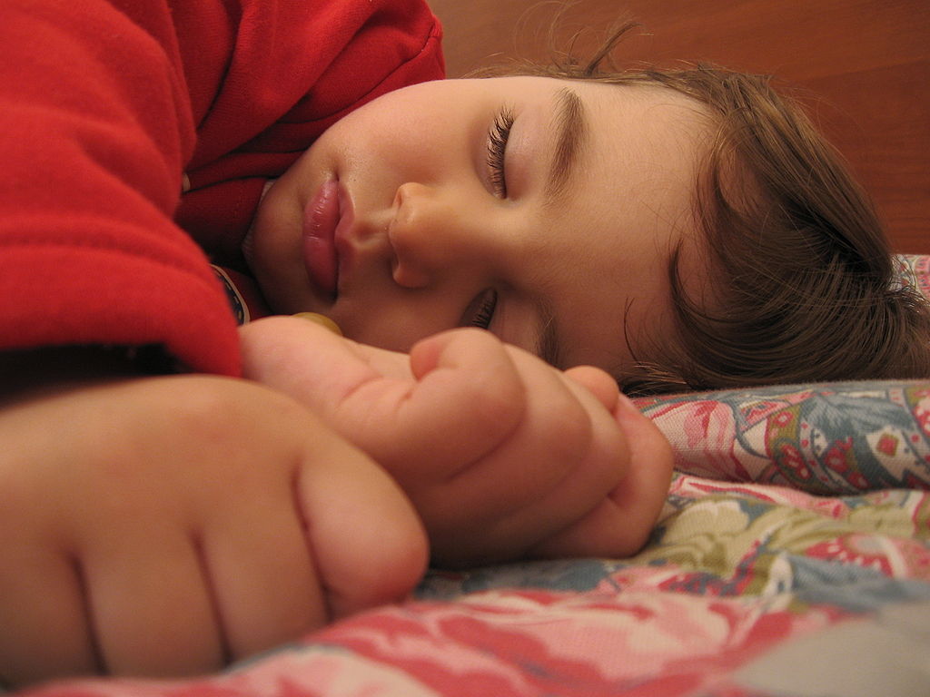 La régularité du sommeil semble être un facteur important pour le développement de l'intelligence des enfants, d'après cette étude britannique. © Alessandro Zangrilli, Wikipédia, DP