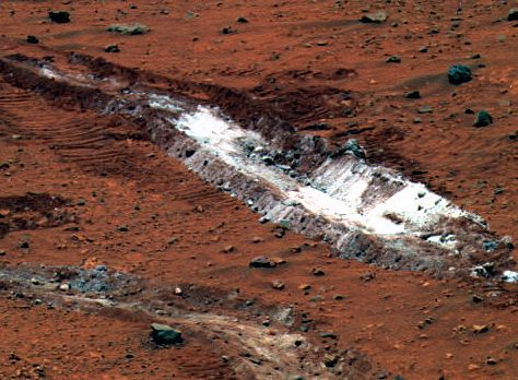Un sillon d'une blancheur éclatante dans le sol martien. Crédit NASA.