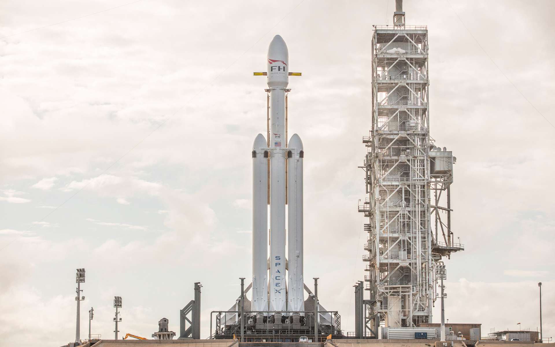 Le lanceur lourd Falcon Heavy de SpaceX sur sa rampe de lancement avant son vol inaugural, début février 2018. © SpaceX