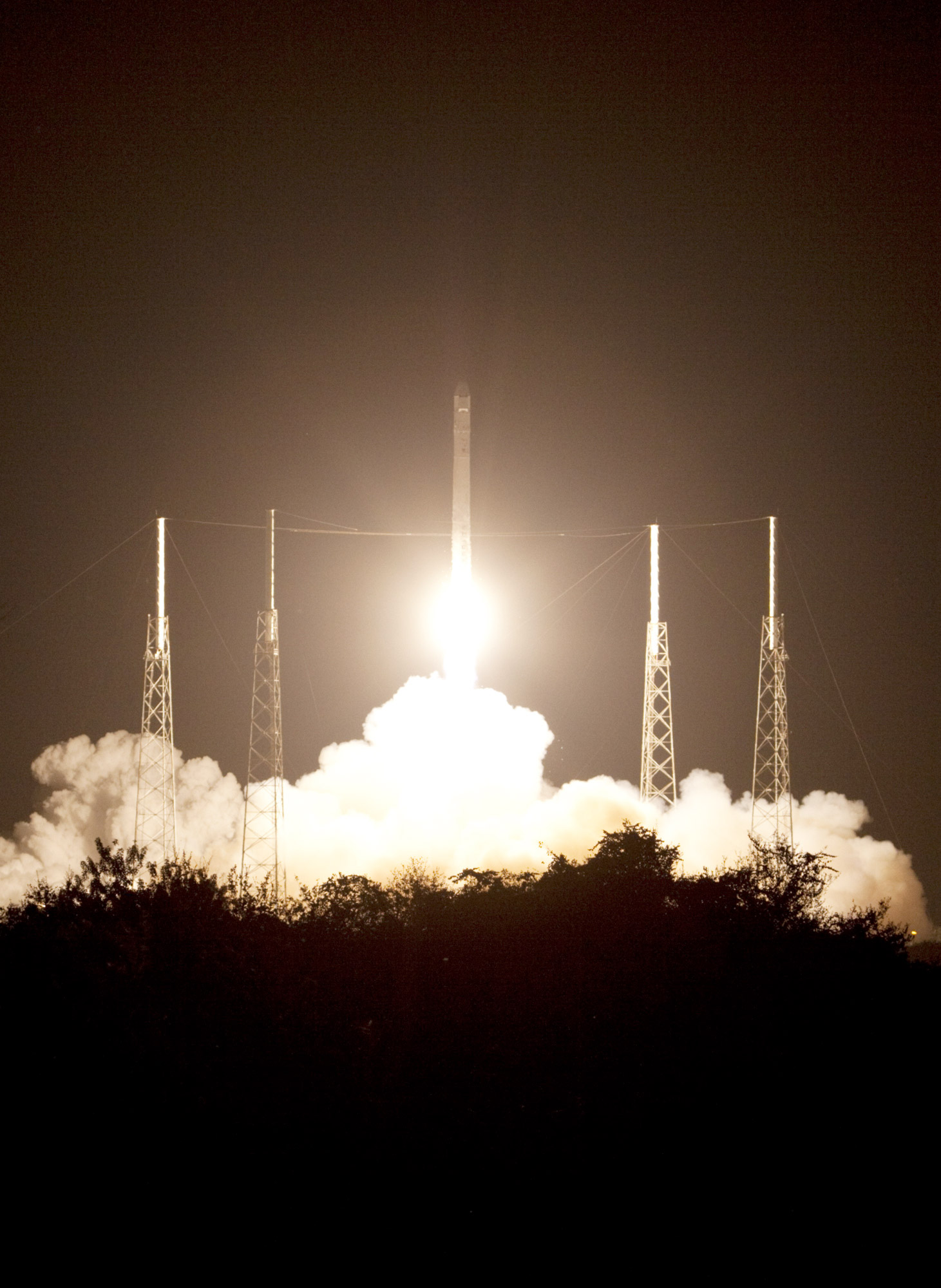 Décollage réussi pour le lanceur Falcon-9 et la capsule Dragon, dans la nuit du 7 au 8 octobre 2012. © Nasa