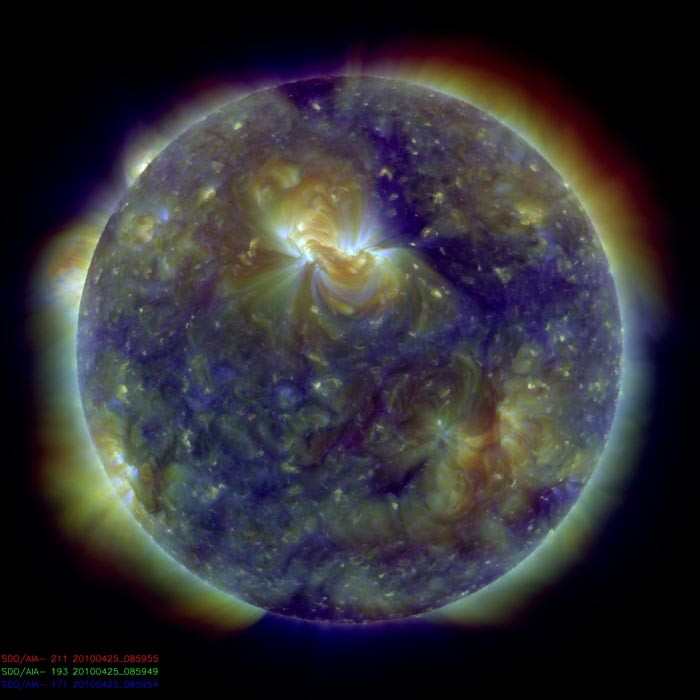 Image du Soleil réalisée par SDO en ultraviolet. Les couleurs indiquent la température (de 800.000 kelvins en bleu à 2 millions de kelvins en rouge). Des jets de plasma chaud, les spicules, s'élèvent dans la chromosphère. © LMSAL/Bart De Pontieu