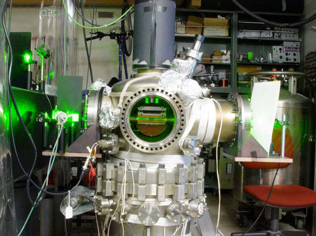 Une photos du dispositif de l'expérience de l'Université de Berkeley. Les faisceaux laser apparaissent en vert. Crédit : Damon English-UC Berkeley