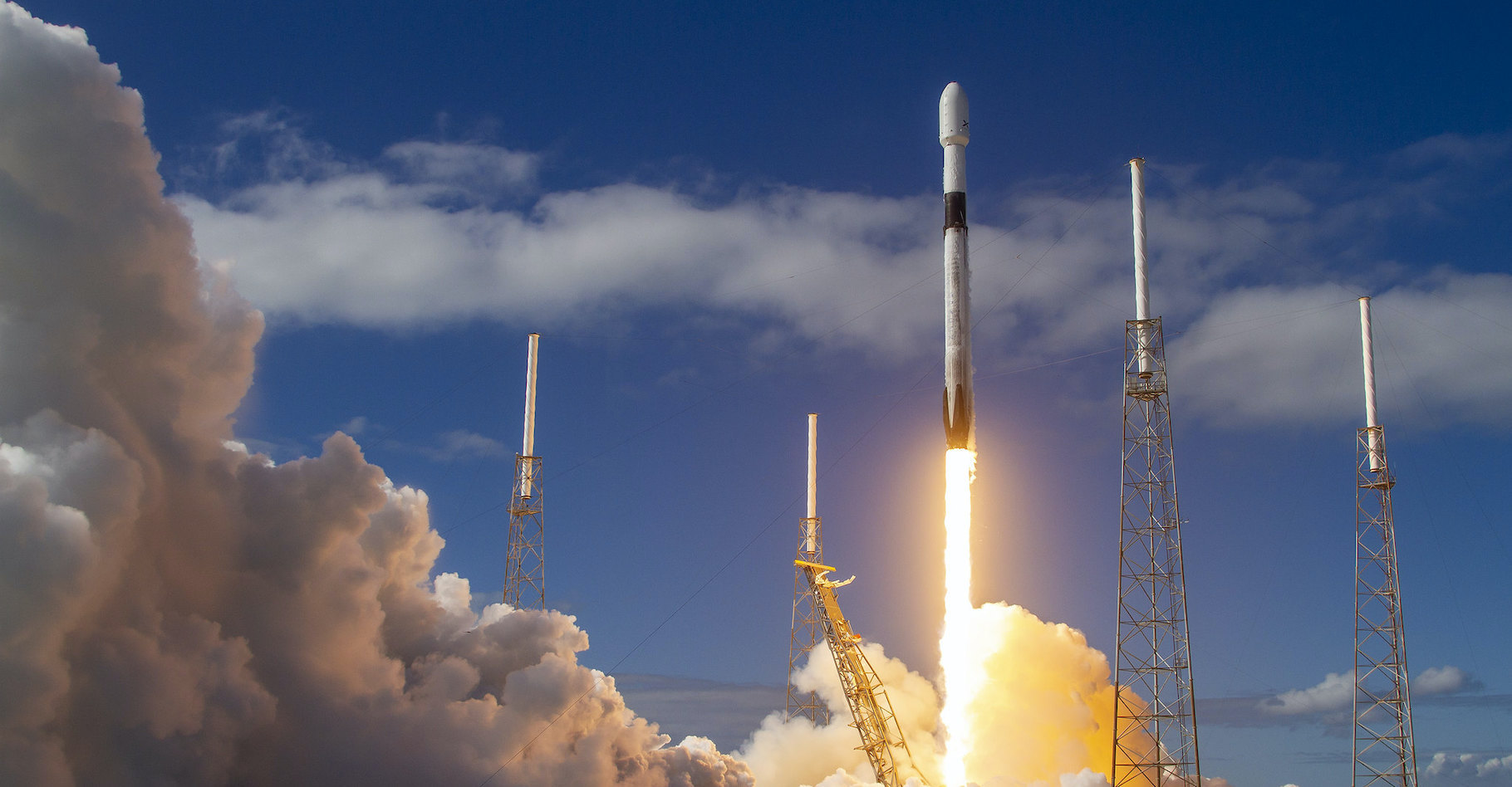À peine plus de 100 satellites Starlink lancés — sur les quelques 42.000 programmés — et déjà des problèmes se posent pour les astronomes. © SpaceX