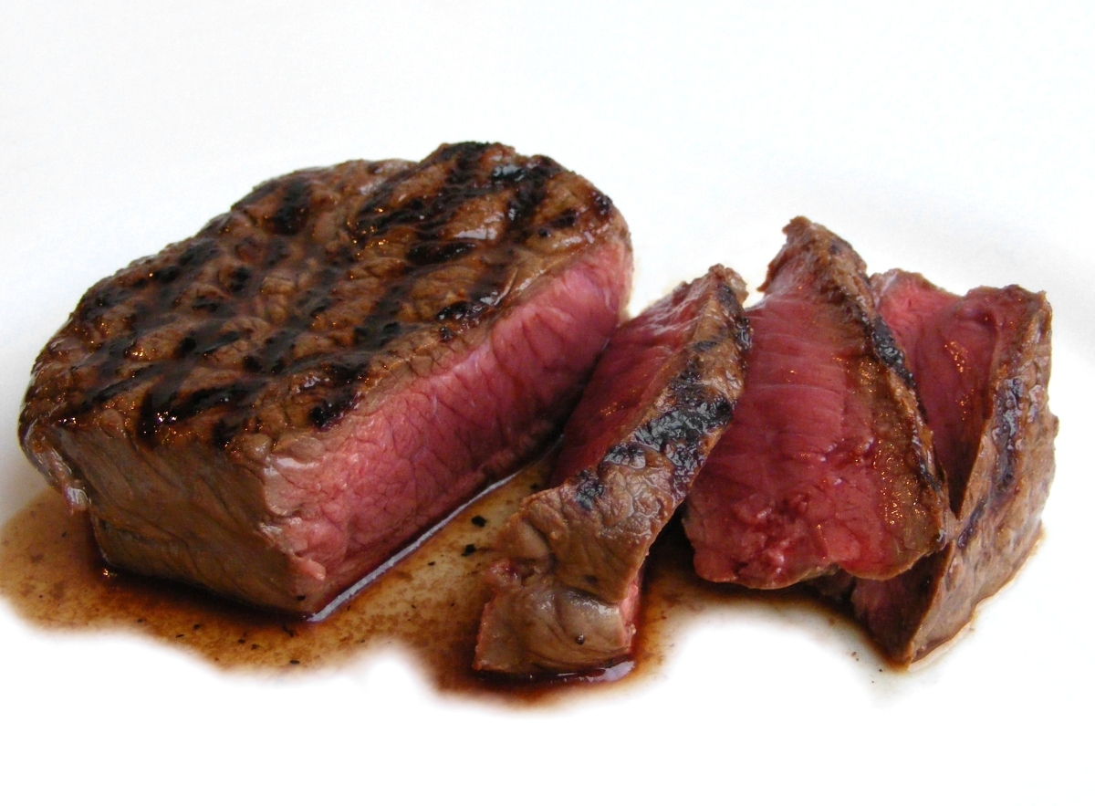 L'étude établit un lien entre la consommation de viande rouge trop cuite et le cancer de la prostate. Mais la viande rouge n'est pas uniquement mauvaise puisqu'elle nous apporte notamment beaucoup de fer, via la myoglobine, un transporteur de l'oxygène spécifique aux muscles composé en son centre d'un atome de fer. © FotoosVanRobin, Fotopedia, cc by sa 2.0