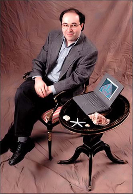Stephen Wolfram posant devant un ordinateur affichant les résultats d'un automate cellulaire. Crédit : Stephen Wolfram