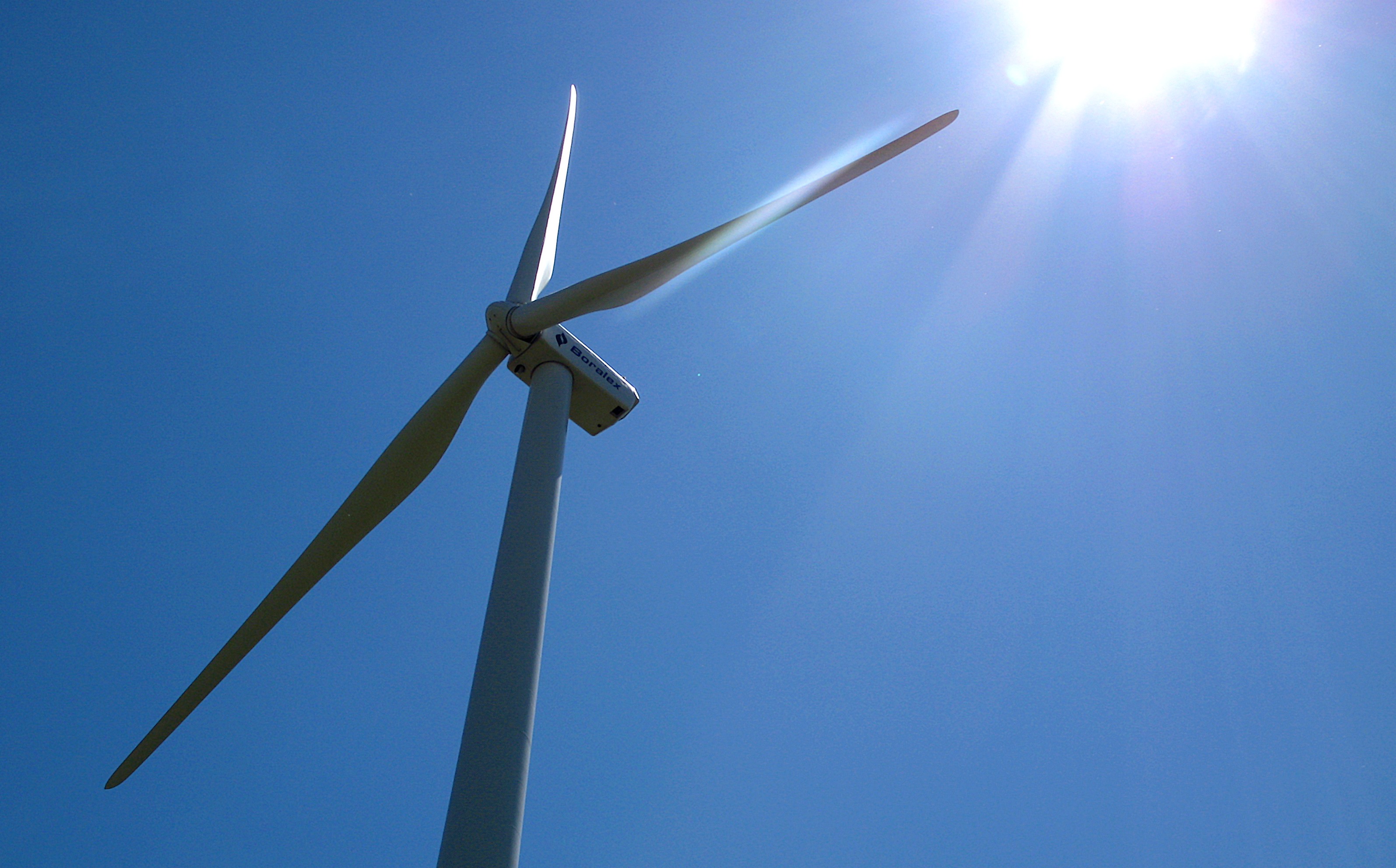 La production d’énergie grâce aux&nbsp;éoliennes est intermittente et non programmable, d’où le besoin de stocker l’électricité produite lorsque le vent souffle. © Dominique, Flickr, CC by-nc-nd 2.0