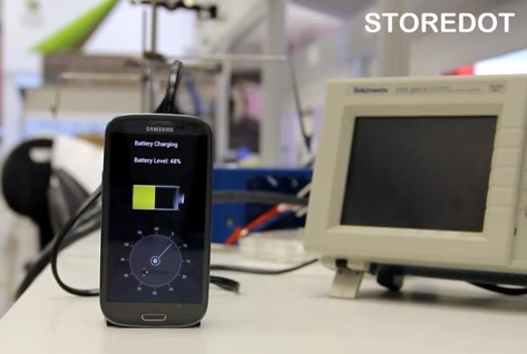 StoreDot a mis au point un prototype de batterie pour smartphones capable d’être rechargée en seulement 30 secondes. Elle repose sur l’usage de matériaux bio-organiques qui sont assemblés en boîtes quantiques pour développer des propriétés de semi-conducteurs. © StoreDot