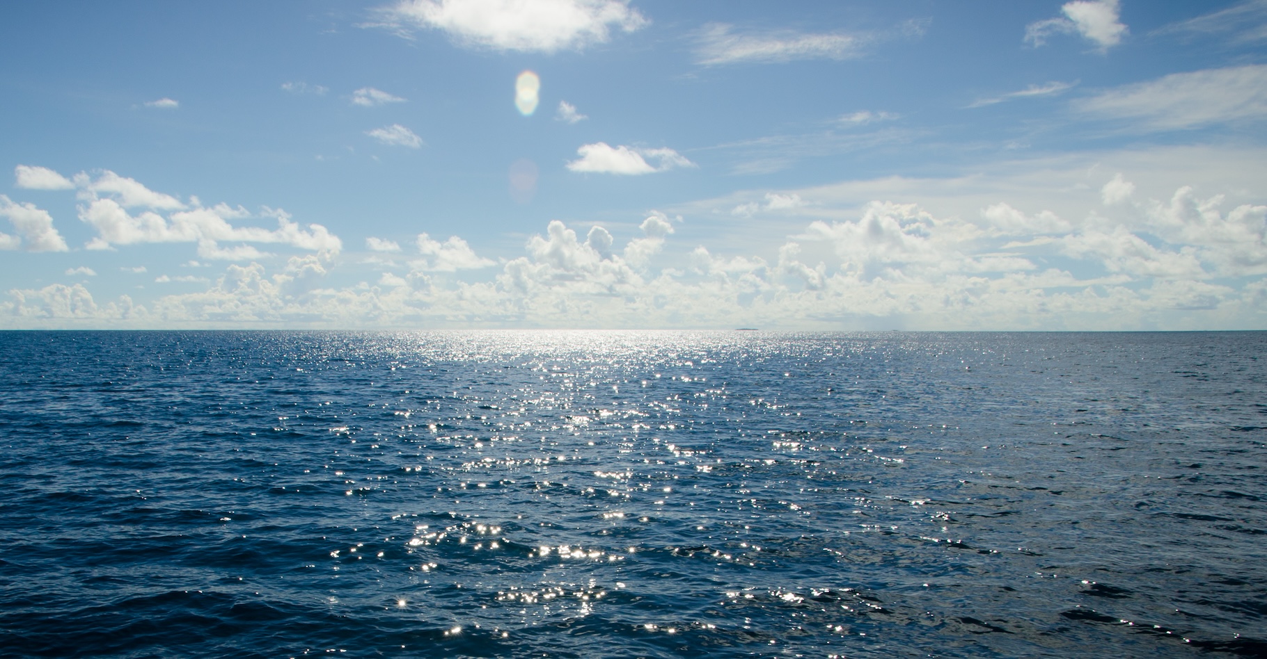 Comment l’eau s’évapore-t-elle des océans ? La réponse a des implications sur notre climat. Et elle dépend en partie de la structure de l’eau à l’interface avec l’air. Une équipe internationale de chercheurs montre aujourd’hui qu’elle n’est pas ce que les scientifiques pensaient jusqu’ici. © kevinlert, Adobe Stock