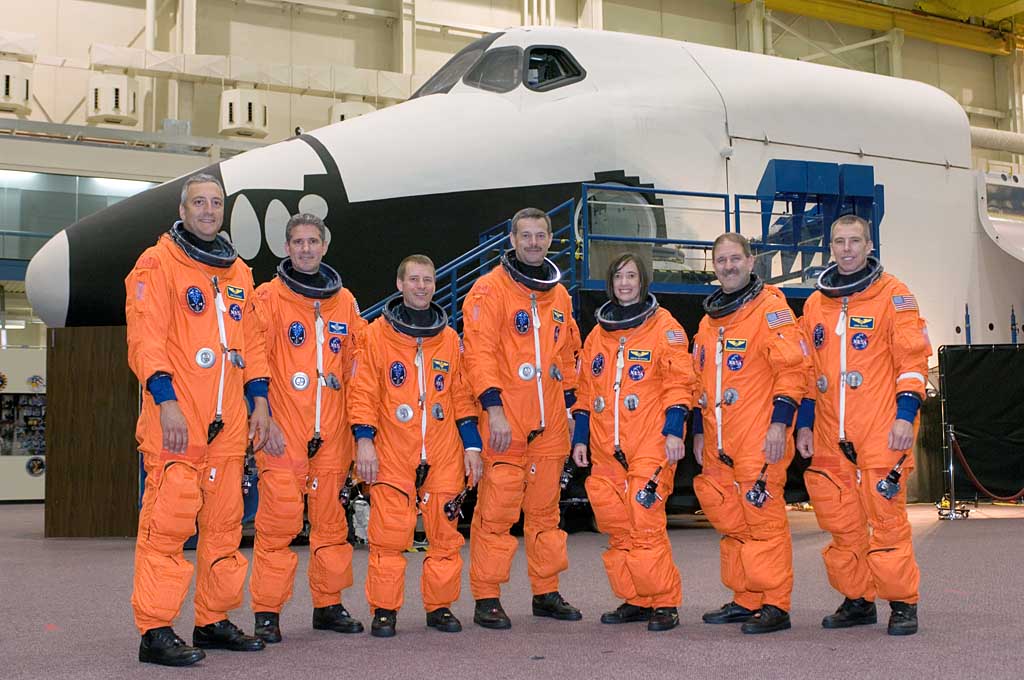 L’équipage de la mission STS-125. De gauche à droite : Michael J. Massimino, Michael T. Good, Gregory C. Johnson, Scott D. Altman, K. Megan McArthur, John M. Grunsfeld et Andrew J. Feustel. Crédit : Nasa