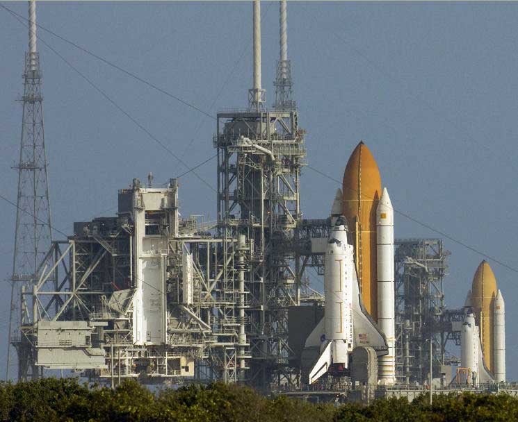Atlantis, au second plan sur le pad 39-A, se prépare à effectuer la mission de maintenance de Hubble (STS-125). Au premier plan, Endeavour est déployée sur le pad 39-B (reconnaissable aux trois grands pylones para-foudres construits pour le nouveau lanceur Ares 1) afin de porter secours en cas de besoin à l'équipage de sa consœur (mission LON-400). Crédit Nasa