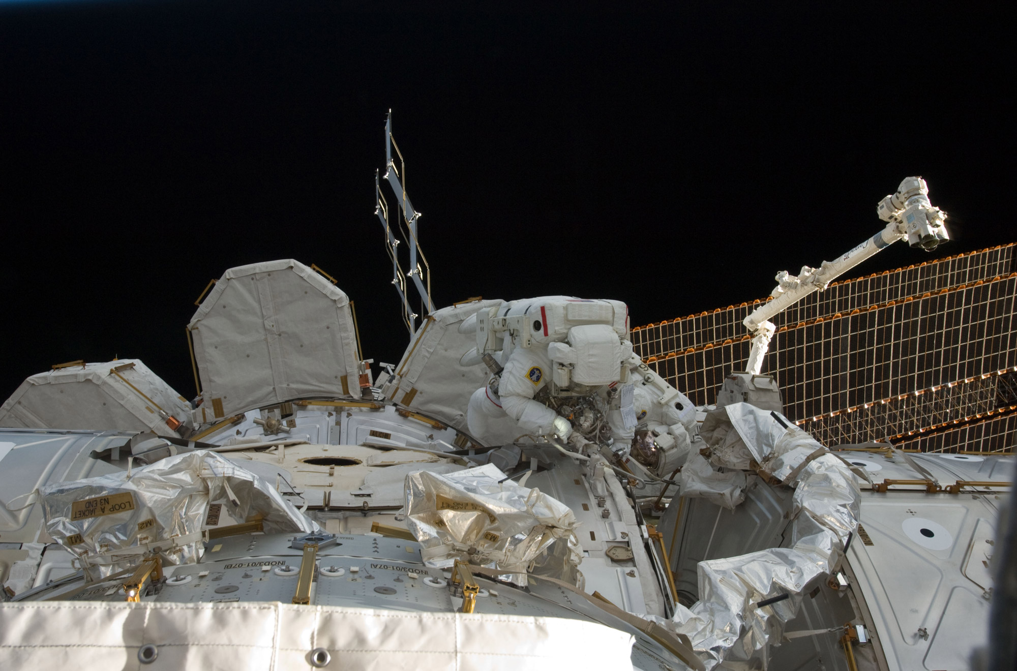 La première des deux sorties extravéhiculaires de la mission de Discovery (STS-133) s'est bien déroulée malgré un problème technique sans conséquence pour les deux astronautes, les Américains Bowen et Drew. Amusez-vous à les identifier tous les deux sur cette photo ! © Nasa