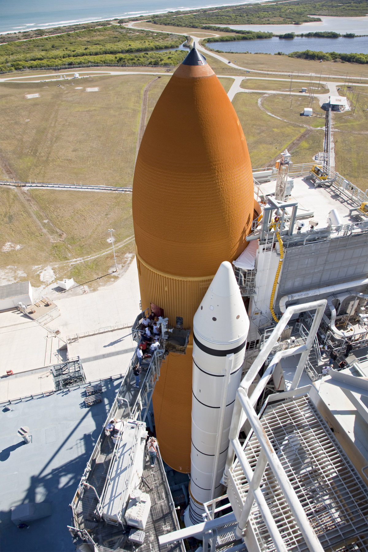 Initialement prévu le 1er novembre, le lancement de Discovery a été reporté à plusieurs reprises pour finalement être fixé au 3 février 2011. Un report qui décale le lancement d'Endeavour (STS-134) au mois d'avril 2011. © Nasa