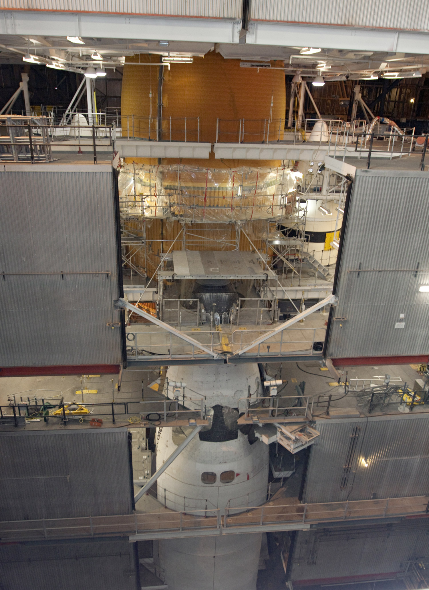 La navette Discovery dans le bâtiment d’assemblage de véhicules (VAB) du centre spatial Kennedy de la Nasa. © Nasa/Jack Pfaller