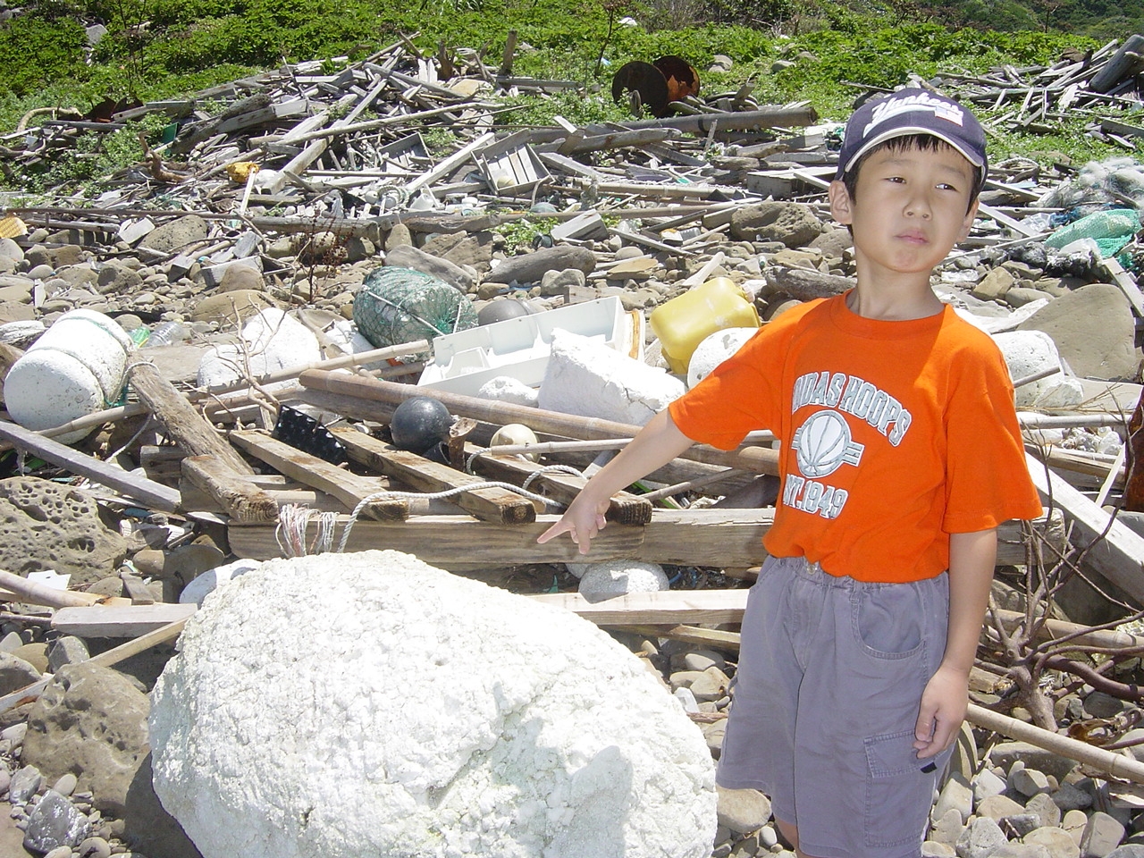 Un exemple de la pollution des côtes du Japon par les plastiques. Notez l'énorme bloc de polystyrène expansé. Crédit : Katsuhiko Saido