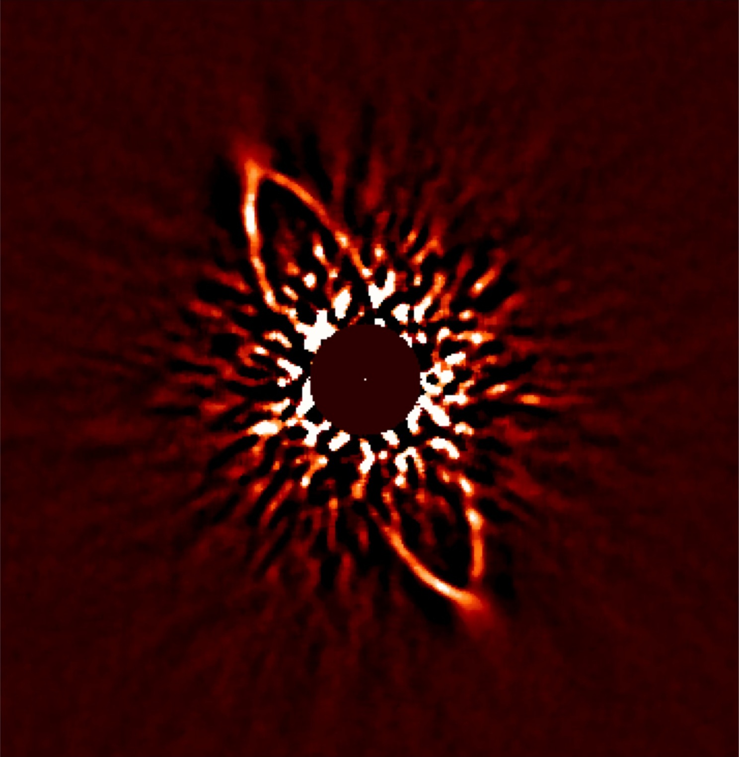 Dans le proche infrarouge (1,6 micron), l'image de l'anneau de débris autour de l'étoile HR 4796 A. Le traitement de l'image a soustrait l'étoile centrale. © National Astronomical Observatory of Japan