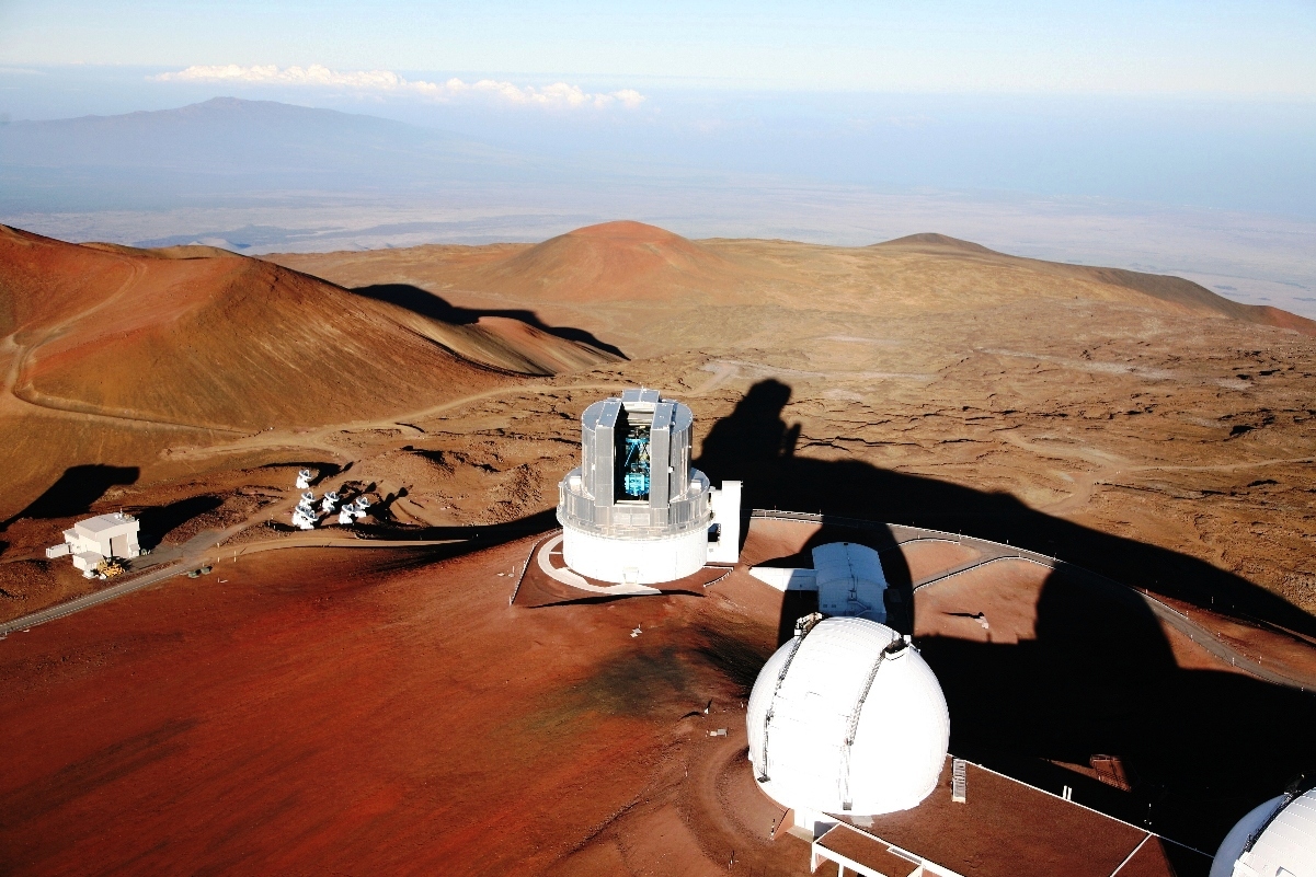Le Mauna Kea est un volcan bouclier endormi des États-Unis, situé sur l'île d'Hawaï. Son sommet a été utilisé pour implanter des télescopes parmi les plus puissants du monde. On voit sur cette photo le télescope Subaru et en bas à droite une des coupoles du télescope Keck. ©&nbsp;Subaru Telescope, National Astronomical Observatory of Japan