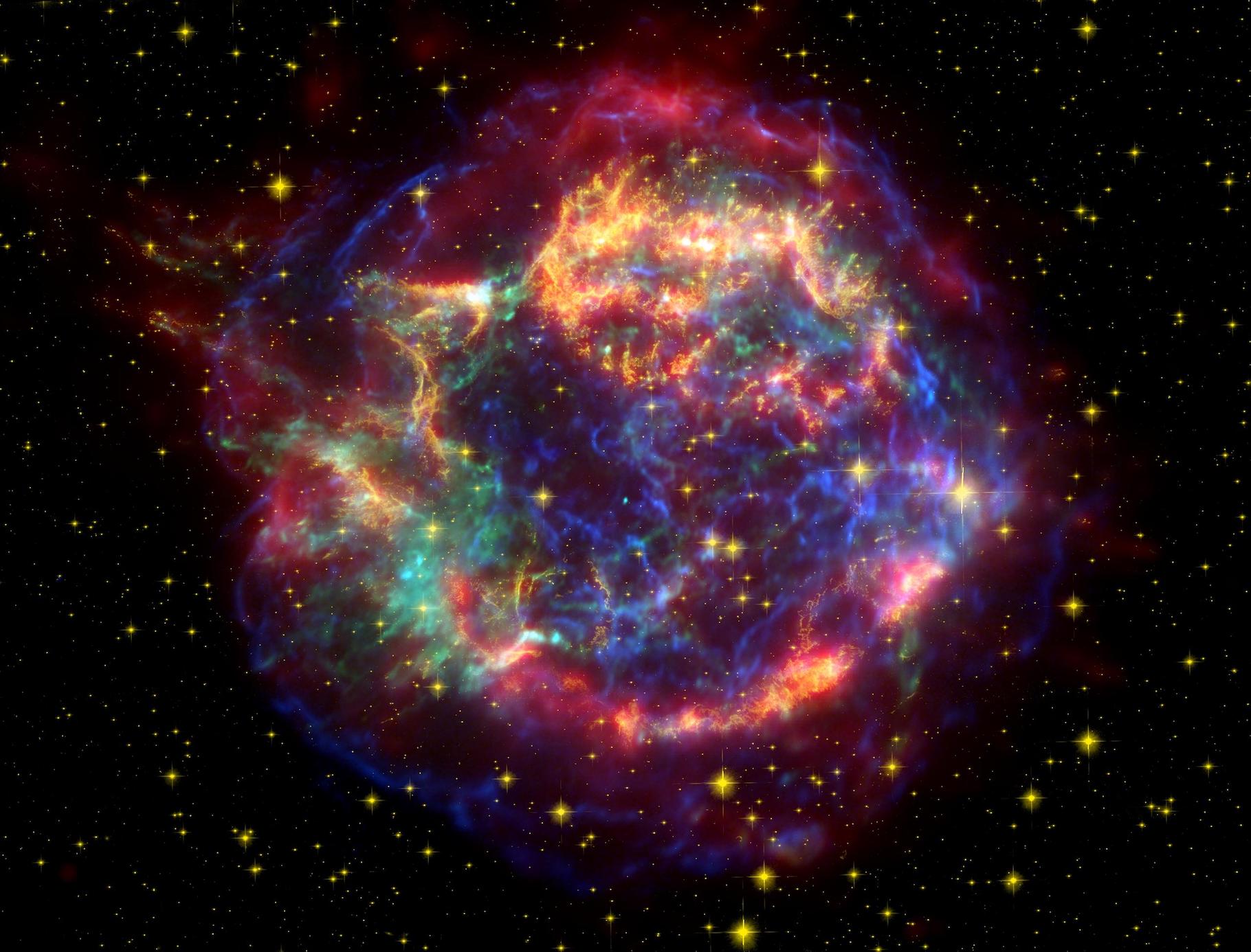 Cassiopée A est le rémanent d’une supernova dont l’explosion a été observable sur Terre il y a environ 300 ans. De telles explosions de supernovæ façonnent littéralement le milieu interstellaire. Et lorsque notre Planète traverse leurs rémanents, elle peut en capter certains éléments comme le fer 60. © Télescope spatial Spitzer, Wikipedia, Domaine public