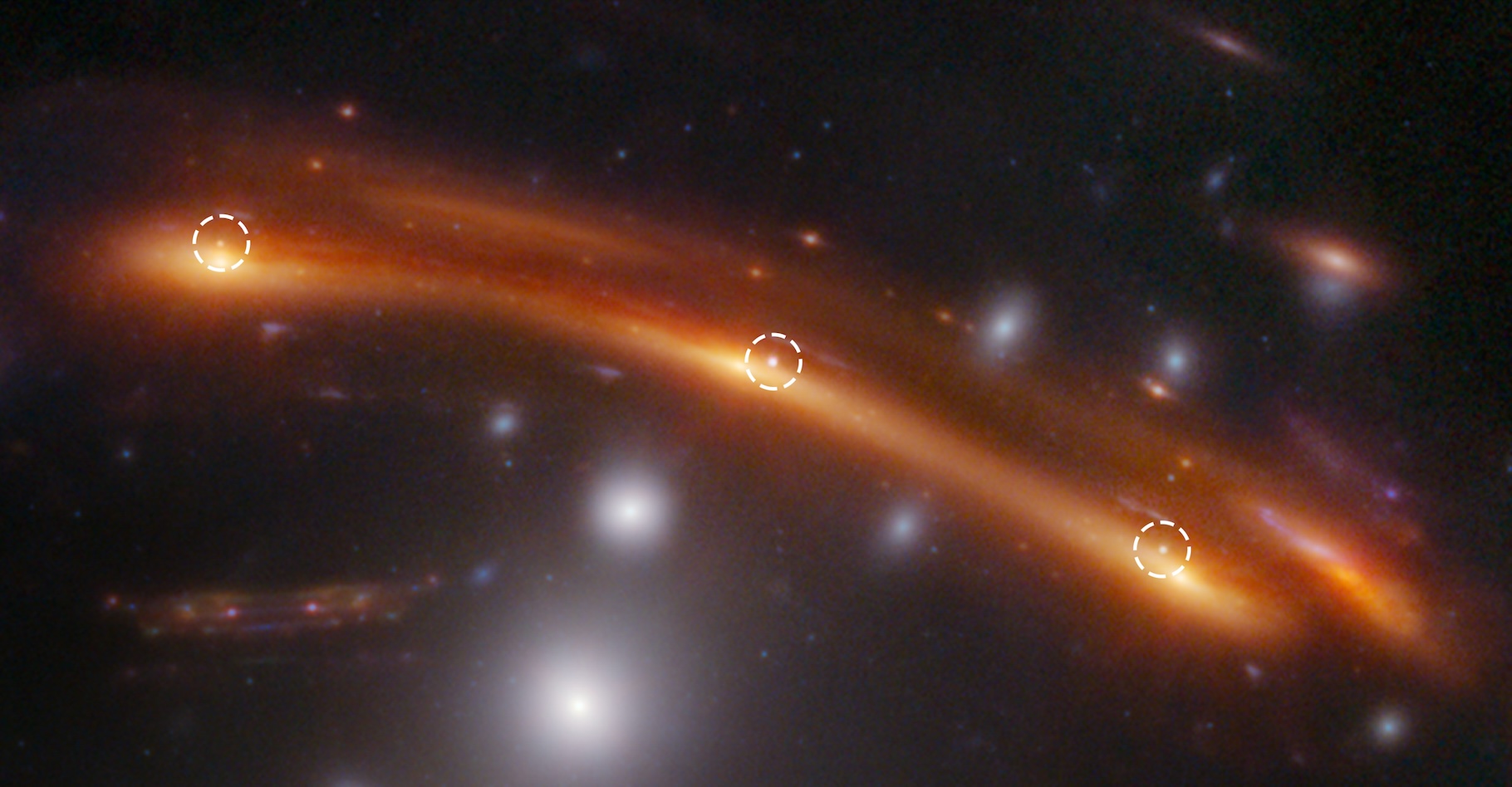 Sur une image renvoyée par le télescope spatial James-Webb, des astronomes ont trouvé une supernova à lentille gravitationnelle. Une supernova dont l’image apparaît trois fois et qui leur a permis de donner une nouvelle estimation de la valeur de la constante de Hubble. Et il n’y a pas de quoi relâcher la tension… © Nasa, ESA, CSA, STScI, B. Frye (University of Arizona), R. Windhorst (Arizona State University), S. Cohen (Arizona State University), J. D’Silva (University of Western Australia, Perth), A. Koekemoer (Space Telescope Science Institute), J. Summers (Arizona State University).