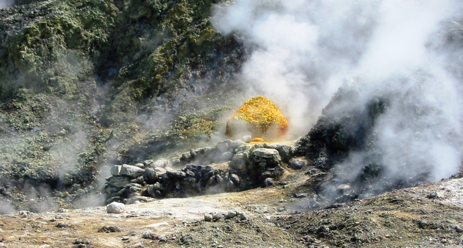 De nombreux phénomènes hydrothermaux, comme la présence de&nbsp;fumerolles&nbsp;et de&nbsp;sources chaudes,&nbsp;traduisent l'origine volcanique des champs phlégréens.&nbsp;©&nbsp;Donar Reiskoffer,&nbsp;Wikimedia common, CC by-sa 3.0
