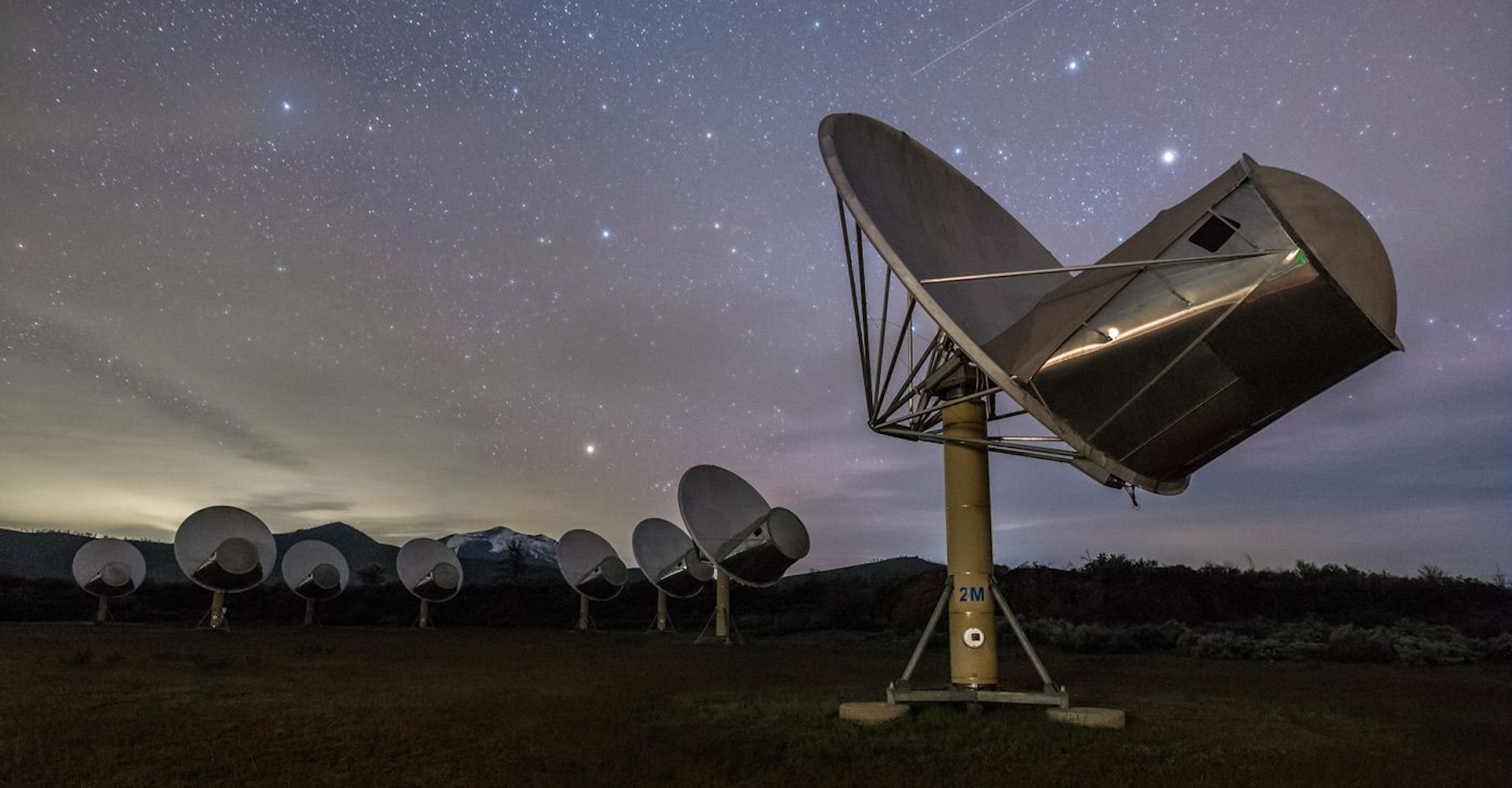 C’est grâce à l’Allen Telescope Array (ATA, États-Unis) que des astronomes de l’Institut Seti ont pu recueillir de précieuses données sur un sursaut radio rapide répétitif. © Joe Marfia, Institut Seti