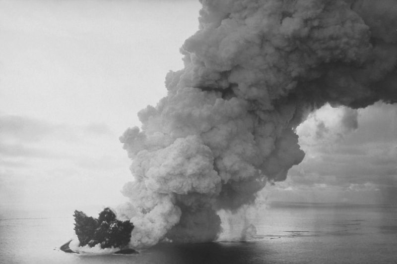 En 1963, l'île de Surtsey est sortie des eaux au large de l'Islande lors d'une série d'éruptions volcaniques. Les éruptions au large des îles Tonga sont similaires. Crédit : University of Colorado