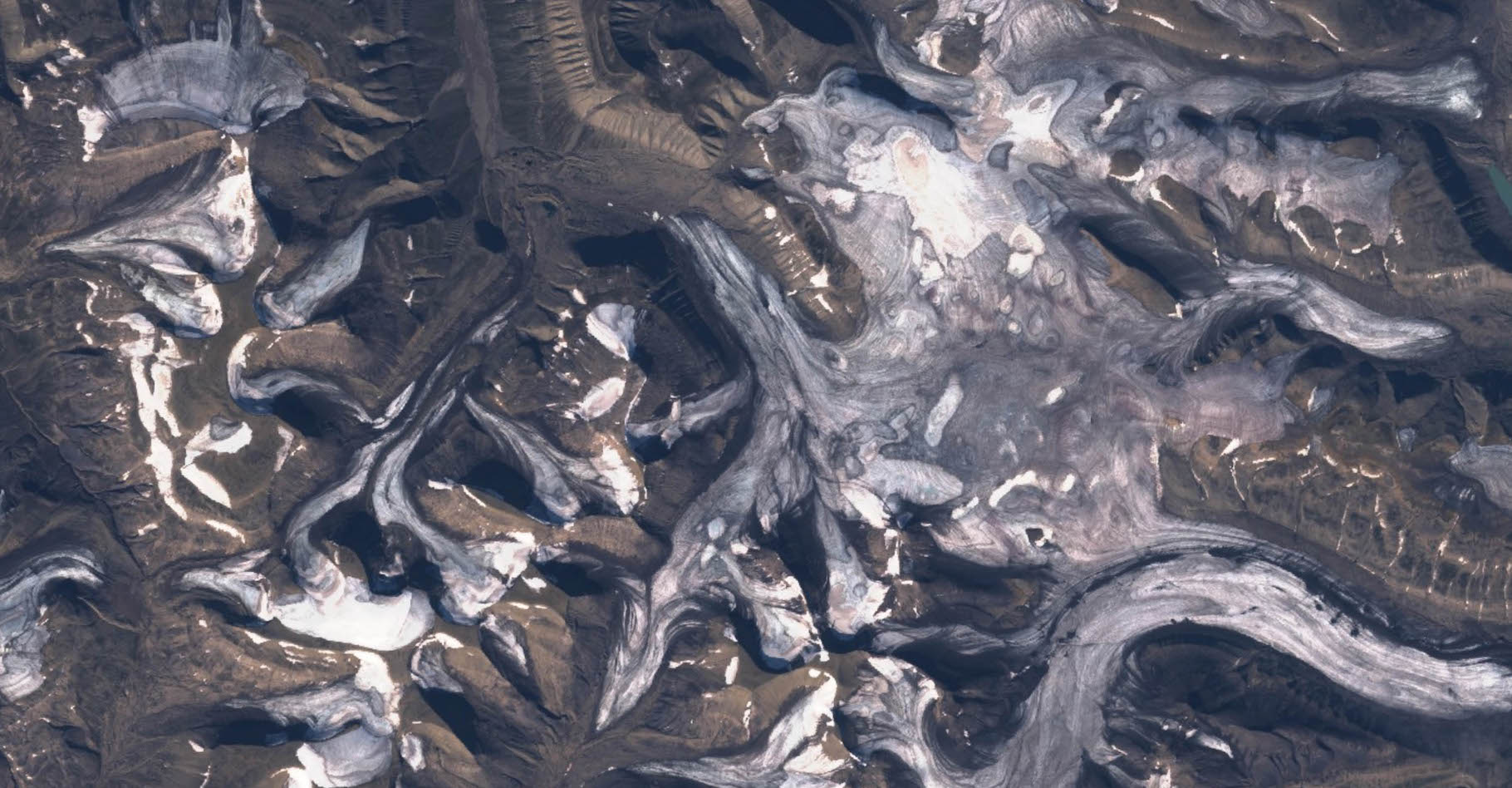 Les glaciers du Svalbard, en été, couverts de noir de carbone. © Heidi Sevestre, Climate Sentinels