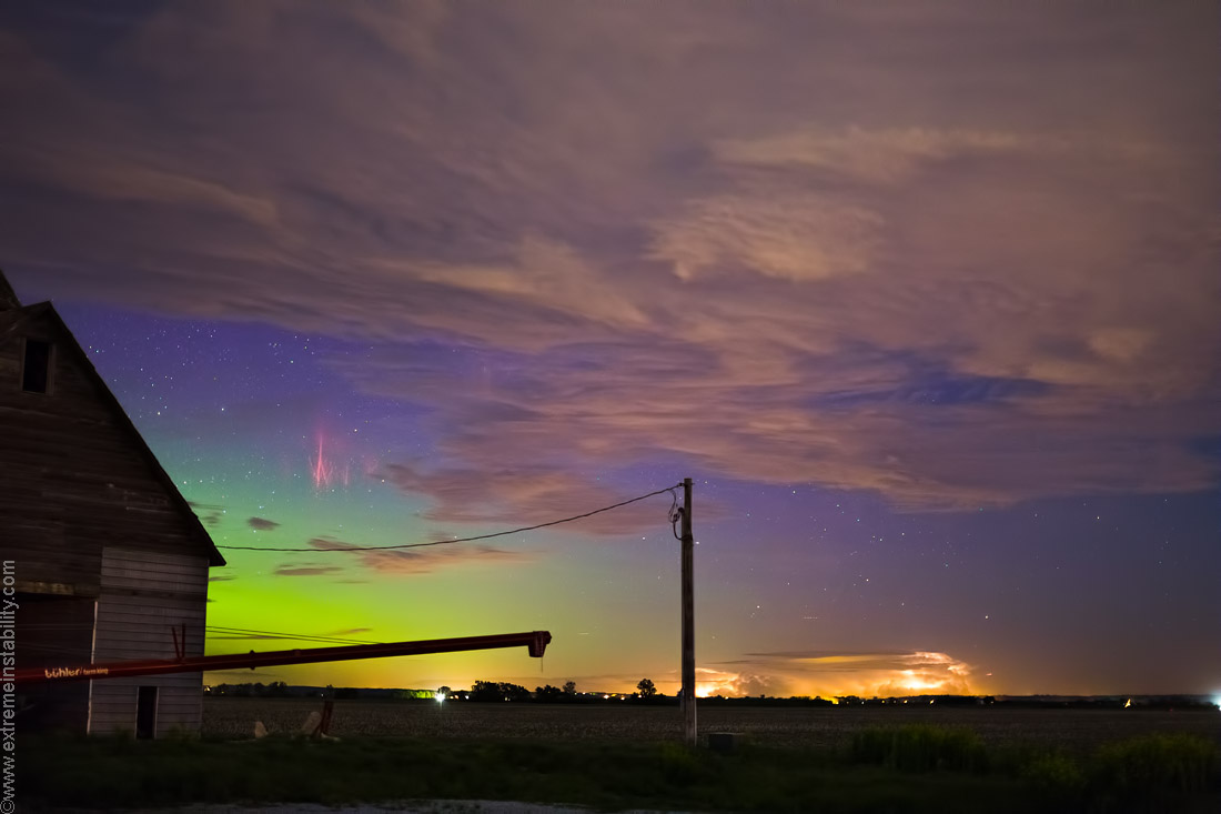 Cette photo date de 2013 et été prise aux États-Unis, au même moment qu'une aurore boréale. © Mike Hollingshead, www.extremeinstability.com&nbsp;