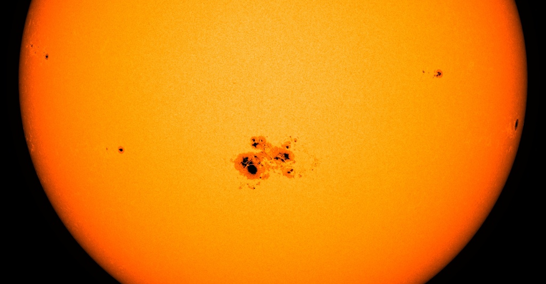 Cette gigantesque tache solaire de près de 130.000 kilomètres de large a été la plus grande du cycle solaire 24. Le cycle solaire 25 en connaîtra-t-il de plus importantes ? © Nasa
