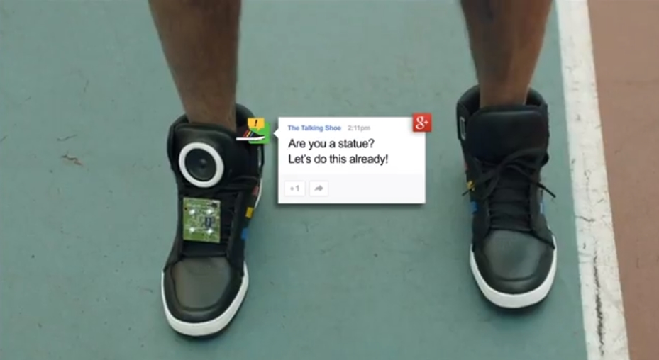 En plus de motiver ou de secouer leur porteur par de petites phrases bien senties, les chaussures de Google peuvent publier directement des commentaires sur le compte Google+ de l’utilisateur via un smartphone par une liaison Bluetooth. © YouTube, capture d’écran