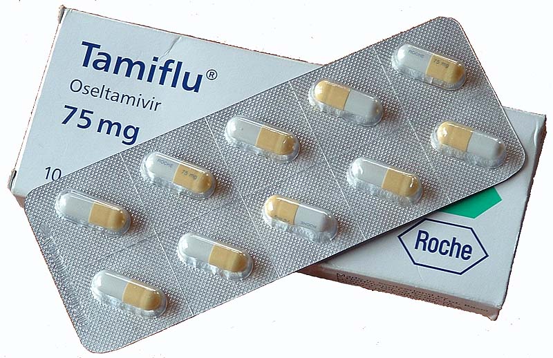 Le Tamiflu est le principal traitement de la grippe. Il agit en inhibant la neuraminidase, permettant au virus d'infecter de nouvelles cellules. Il était jusque-là efficace pour traiter la grippe A(H7N9), mais une mutation du virus lui fait perdre sa capacité d’action, chez certains patients.&nbsp;© Moriori, Wikipédia, DP
