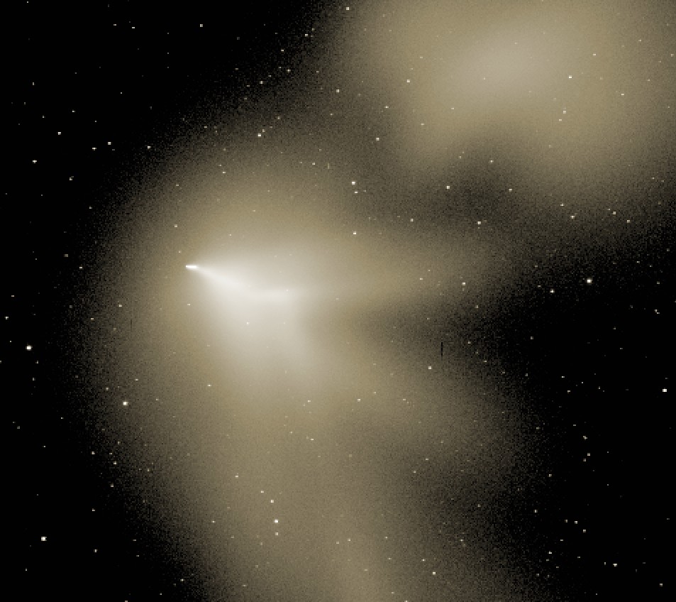 La fausse comète photographiée le 13 janvier 2012 par le télescope Tarot est en réalité le troisième étage d'une fusée chinoise dont les moteurs sont allumés. © Tarot Images 