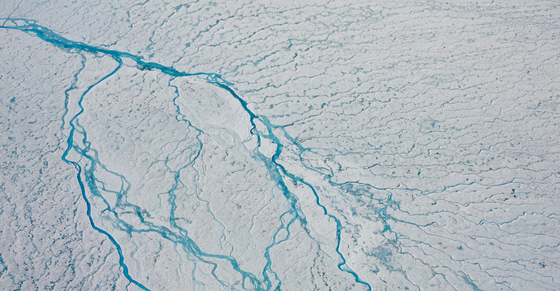 Avec les températures qui montent, les eaux de ruissellement sont de plus en plus nombreuses au centre de la calotte glaciaire du Groenland. © Sepp Kipfstuhl, Alfred-Wegener Institut