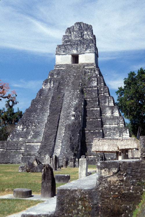 Ce grand temple maya (Temple I), bâti vers 734 après J.-C.,&nbsp;surplombait les étendues d'eau retenues par les barrages du Temple et du Palais. Cette pyramide funéraire à 9 étages était dédiée à&nbsp;Jasaw Chan K'awil, l'un des plus grands divins-seigneurs de Tikal.&nbsp;© AAAS