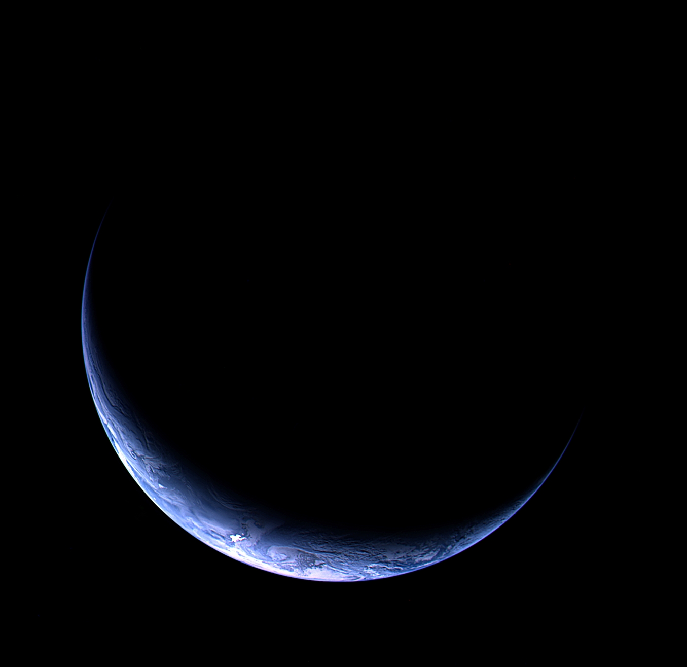 La beauté du croissant de Terre saisi par la sonde Rosetta. © ESA 2009 MPS pour OSIRIS Team MPS / UPD / LAM / IAA / RSSD / INTA / UPM / DASP / IDA
