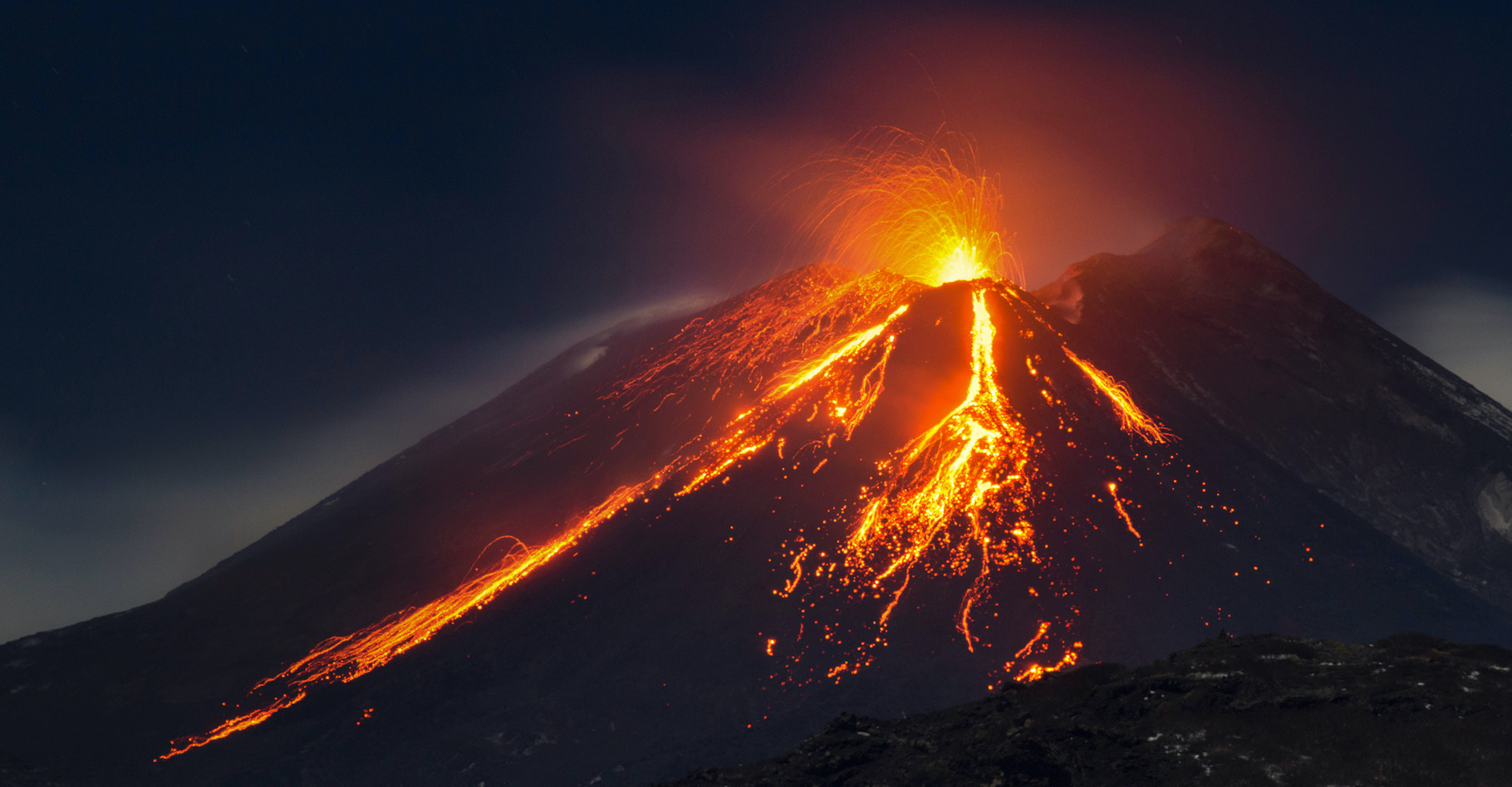 Les volcans résultent de la remontée de magma depuis la base de la lithosphère et de la surpression dans les réservoirs magmatiques © ftomarchio, Adobe Stock