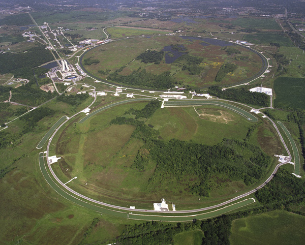 Une vue aérienne du Fermilab, à Batavia (Etat de l'Illinois) et des deux anneaux du Tevatron. Crédit : Fermilab