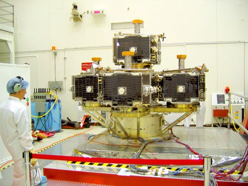 Les cinq satellites Themis intégrés en cours de tests de vibrations en vue du lancement. Crédit Nasa