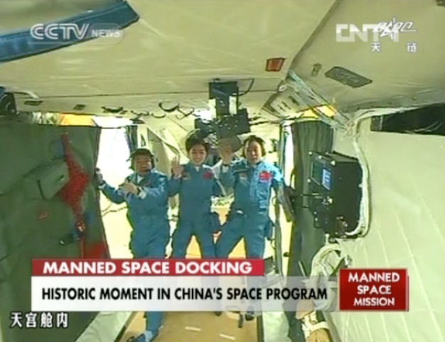 Petite visite du propriétaire pour les trois membres d'équipage de Shenzhou-9 qui découvrent les 10 m du module orbital Tiangong-1. © CNSA