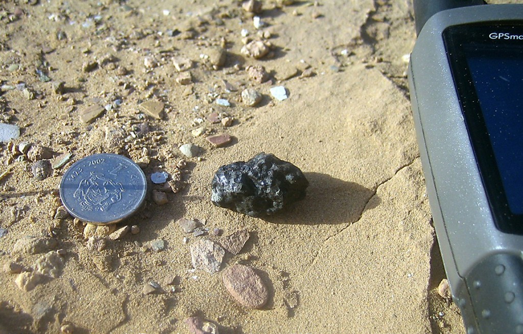 Un fragment de la météorite dont on a récupéré 7 kg près du village de Tissint, au Maroc, en juillet 2011. Il s'agit d'une shergottite, nom donné à une des trois grandes classes de météorites d'origine martienne. © Abderrahmane Ibhi