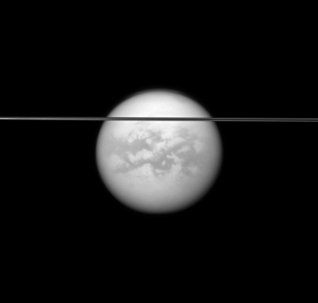 Les anneaux de Saturne vus par la tranche se découpent devant le satellite Titan. © Nasa/JPL-Caltech/Space Science Institute
