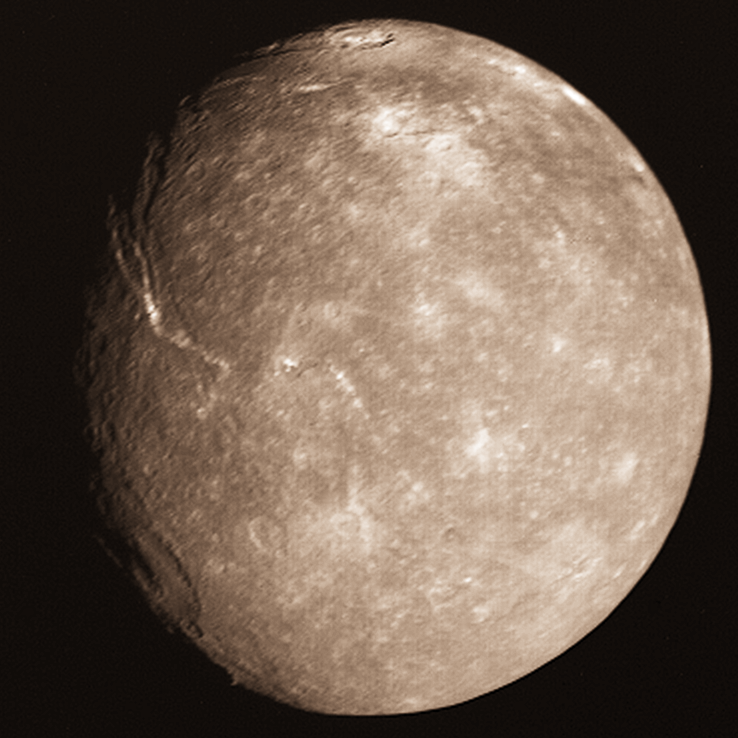 Une photo de Titania prise par la sonde Voyager 2. Crédit : Nasa, Voyager 2, Calvin J. Hamilton
