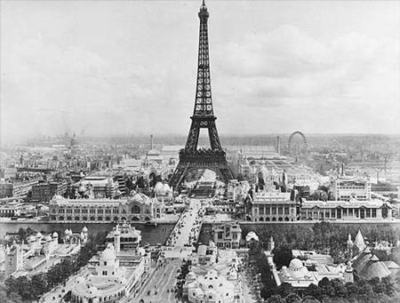 La Tour Eiffel durant l'Exposition universelle de 1900, photographiée depuis un ballon par Etienne Neurdein. © Licence Commons