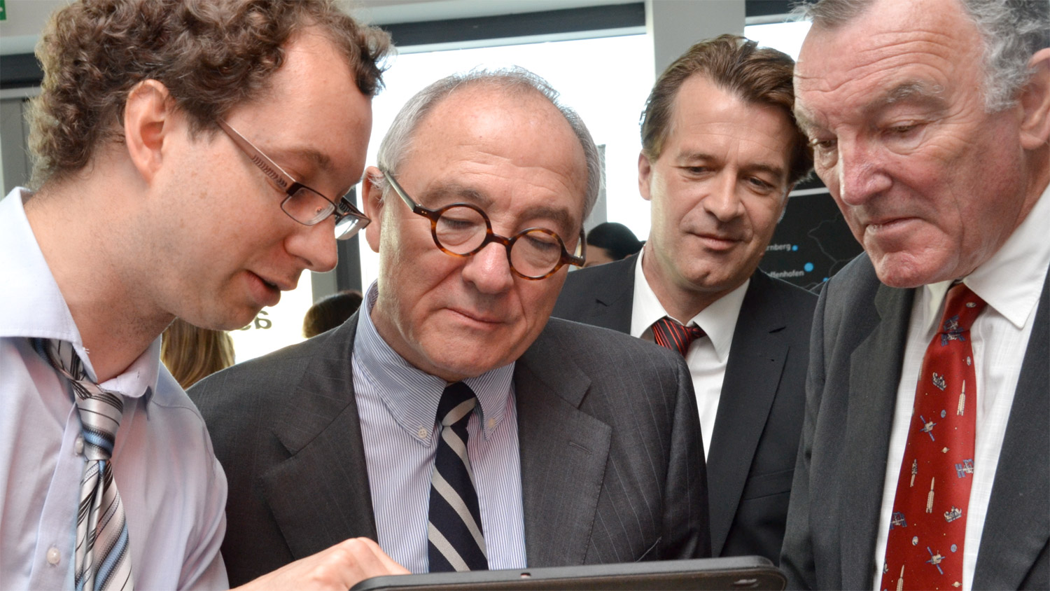 Jean-Jacques Dordain (au centre), le directeur général de l’Esa, en visite dans un Esa Business Incubation Centre, en Allemagne. © Esa, AZO