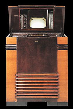 TRK-12 RCA. Vendu 600 dollars aux Etats-Unis en 1939, il s’agit du premier téléviseur destiné au grand public. Son écran de 12 pouces, horizontal, était observé au moyen d’un miroir. Crédit RCA