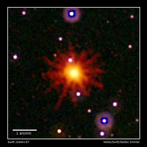 Cette image est un rassemblement des observations faites par les instruments de Swift dans l'ultraviolet/visible (blanc, violet) et le domaine des rayons X (jaune et rouge) de Swift J1644 57. © Nasa/Swift/Stefan Immler