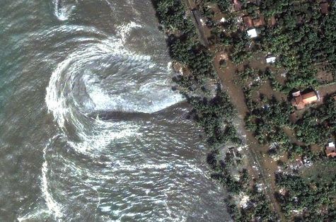 L'arrivée du tsunami en 2004 sur la côte de Phuket. Crédit Nasa