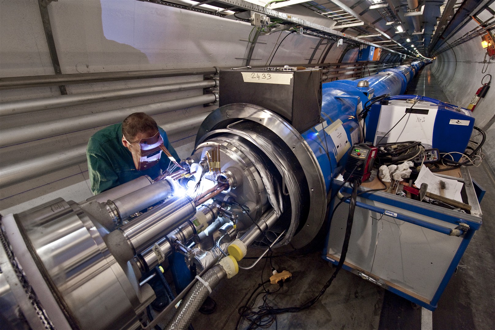 Un technicien en train de connecter à nouveau les aimants dipolaires dans le secteur 3-4 du LHC. Crédit : Maximilien Brice-Cern